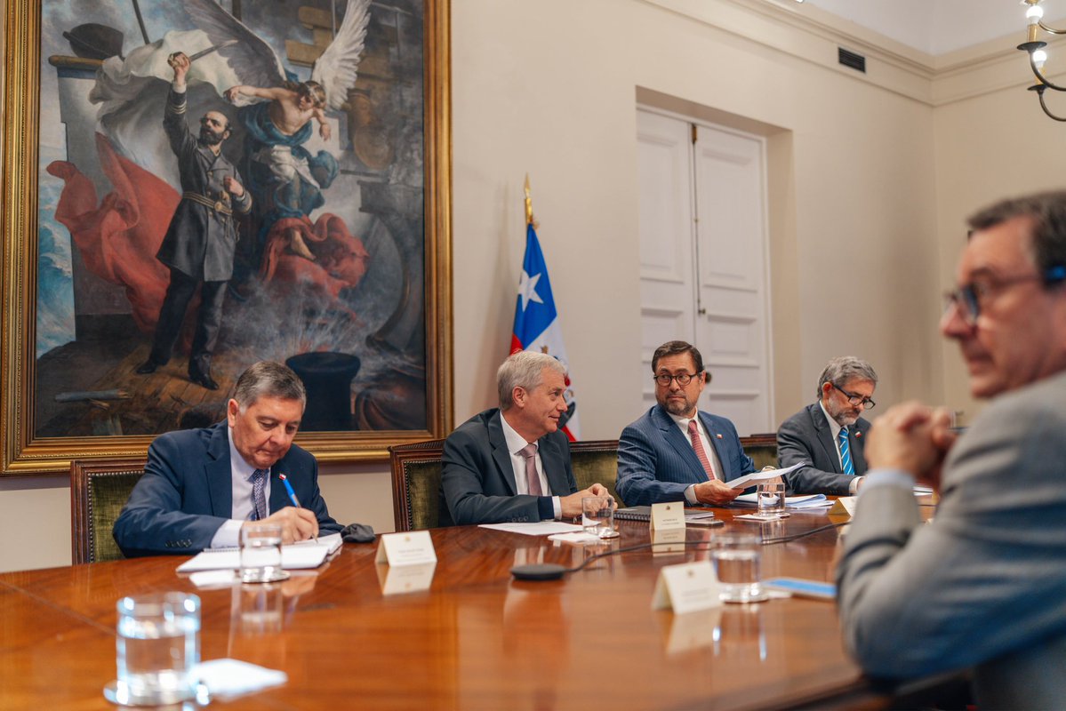 PresidenteKast's tweet photo. Esta mañana junto al Comité de Seguridad y el Canciller Pérez Mackenna, revisamos los desafíos en materia de seguridad y relaciones internacionales que enfrentamos en la actualidad. https://t.co/KVfqY9pUqX