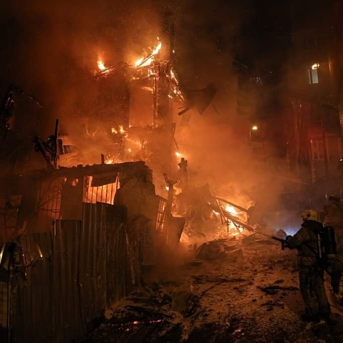 muhammet_emanet's tweet photo. Yıllrdır arkadaşlarımızı şehit verdik, enkaz altında kalan, iş kazası geçirip englli hale gelen arkadaşlarımız oldu, yine de yok sayıldık. İzmir BB yangın tazminatı vb. ek ödemeler verilrken İBB yönetimi var olan haklarımızıvermeyerek bizleri yok saymistir.
#EmekçininHakkınıVerin https://t.co/ZCI9fnXGKc