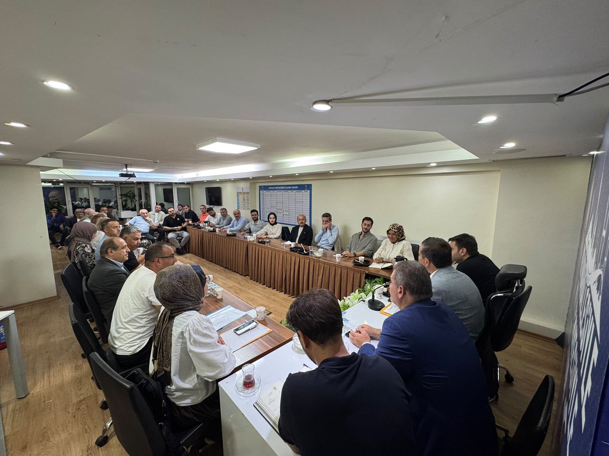 AKPartiSisli's tweet photo. İlçe Başkanımız Sn. Serkan Polat’ın başkanlığında, İl Sorumlumuz Sn. Osman Ertuğrul Yörük ve İBB Meclis Üyemiz Sn. Ömer Fuat Günday’ın katılımlarıyla haftalık olağan İlçe Yönetim Kurulu Toplantımızı gerçekleştirdik.

Toplantımızın hayırlara vesile olmasını temenni ediyoruz.🤝

@abdullahozdemir 
@srkplt 
@drfatihtuna 
@fuatgunday 
@oeyoruk 
@akpartiistanbul