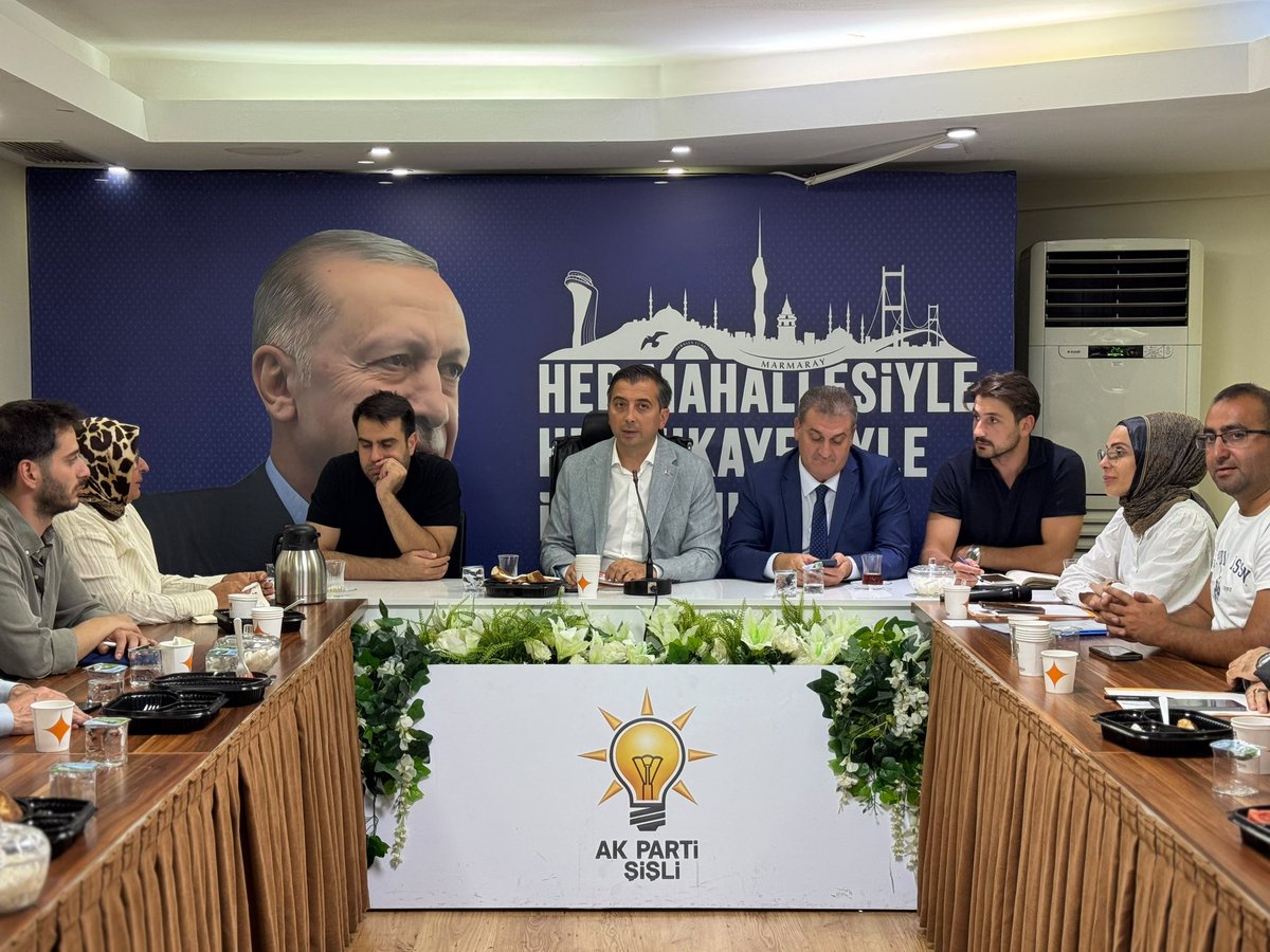 AKPartiSisli's tweet photo. İlçe Başkanımız Sn. Serkan Polat’ın başkanlığında, İl Sorumlumuz Sn. Osman Ertuğrul Yörük ve İBB Meclis Üyemiz Sn. Ömer Fuat Günday’ın katılımlarıyla haftalık olağan İlçe Yönetim Kurulu Toplantımızı gerçekleştirdik.

Toplantımızın hayırlara vesile olmasını temenni ediyoruz.🤝

@abdullahozdemir 
@srkplt 
@drfatihtuna 
@fuatgunday 
@oeyoruk 
@akpartiistanbul