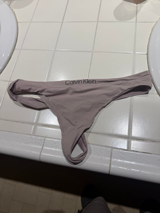 depopgooner's tweet photo. the girl (20 year old business student ella) and her thong that I took after we had drunk sex https://t.co/DDriSD2JdL