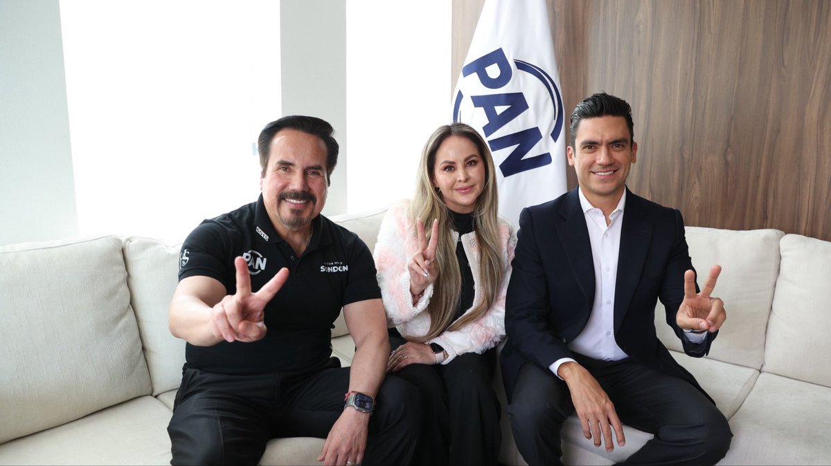 JorgeRoHe's tweet photo. Qué gusto recibir a @VHSondon_, representante del PAN ante el @INEMexico, y a Patricia Abarca, regidora de Tlalnepantla.

Platicamos sobre los retos que enfrenta nuestro país. Reconozco su compromiso y el trabajo que realizan desde sus respectivas responsabilidades, en favor de nuestras instituciones y de las familias mexicanas.

Gracias por la visita y los respectivos informes entregados, felicidades por su trabajo. 

#PatriaFamiliaYLibertad