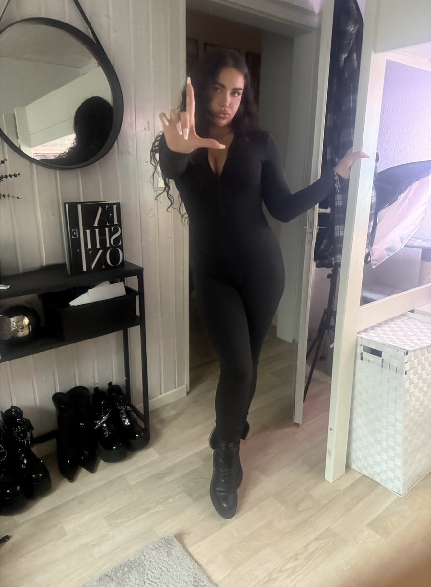CandyQueenl2's tweet photo. Früher oder später gehst auch du für mich ins Minus. Hör auf, dich dagegen zu wehren, es ist zwecklos. 💶🐷💦 https://t.co/SphCMzLZ2z