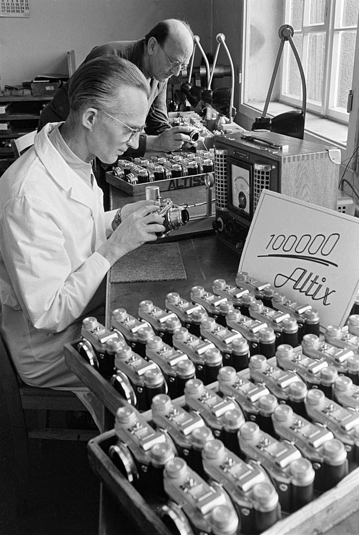 GDRvisuals's tweet photo. Altix camera production at the Altissa factory in Dresden, 1956. https://t.co/o5BcTfKLOh