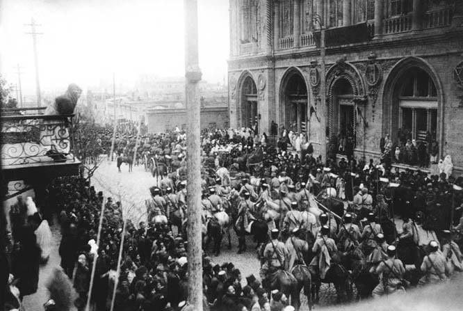 dali_Qarga's tweet photo. فوتوگراف‌لاردا عثمان‌لی عسکرلری و آذربایجان قوت‌لرینی گوروسوز (یاخلاشیق ۱۴ ایلا ۲۰ مین کیشی) https://t.co/sm0YjP4SOt