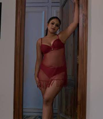 vetti_cuck69's tweet photo. Night shift paavangal !! 🥵🔥

IT la vela paakura wife. Night boss ku thookam varama iruka manmadha velayattu viyadura.. 🥵

Ava boobs ah tease panni nalla olu vaanguvaa.. Pagal la avaluku kai kaal amuki vitutu samachu kudupen..

House husband with cuck fantasy is sorgam! https://t.co/4iAZrOCi78