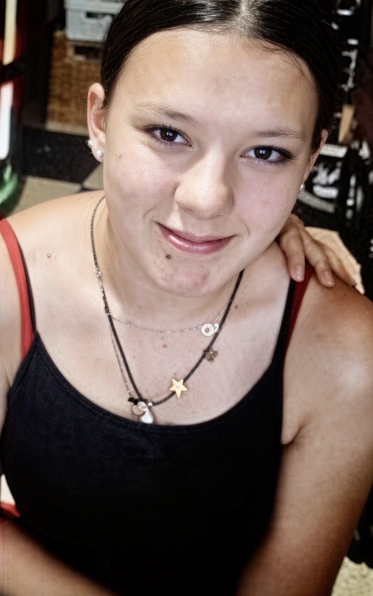 PsyGuy007's tweet photo. 🆘 🇫🇷 DISPARITION INQUIÉTANTE de Julie, 15 ans, dans l'Ain

Julie, 15 ans, a disparu depuis le 7 septembre.

Ce jour-là, elle a quitté le domicile familial situé à Anglefort, dans l'Ain.

Depuis une semaine, on n'a plus aucun signe de vie de la jeune fille.

Un appel à témoins a été lancé pour la retrouver.

ℹ️ INFO : « L'adolescente est de corpulence normale et a les cheveux noirs. Au moment de sa disparition, elle portait un jean bleu clair, un haut noir pailleté et des baskets Vans noires. »

Si vous disposez d’informations permettant de la localiser, vous pouvez contacter la gendarmerie de Culoz-Béon au ☎️ 04 79 87 00 11 ou composer directement le 📞 17.