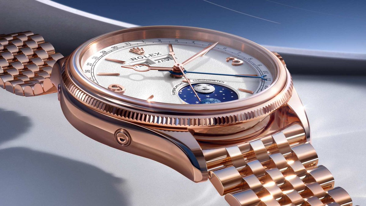 Retrhorlogerie's tweet photo. Rolex relance le triple calendrier phases de lune avec la nouvelle Perpetual Pandellone 🌝🌚

Un boîtier de 39mm embarquant le calibre automatique 7190 indiquant la date, le jour, le mois, et les phases de lune

Prix : or rose - 52 500 CHF / 64 800 CHF 

Platine - 59 000 CHF https://t.co/k84hLgO2Ob