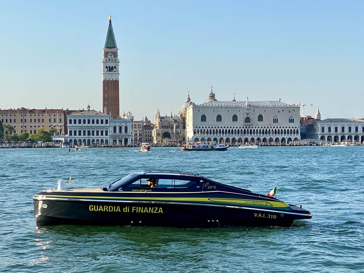 CosimoDina's tweet photo. #fattoinitalia Effebi "Vedetta V300" prodotto nel cantiere di Viareggio (Lucca) per la Guardia di Finanza. #vedetta #pattugliatore https://t.co/TOg6Vt1sA3