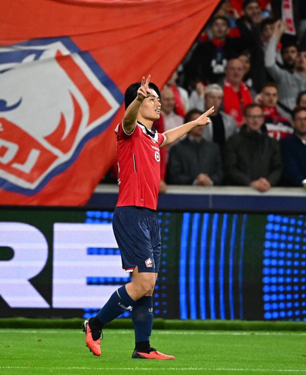 Lillefrenchspp's tweet photo. 🚨 𝗛𝗜𝗦𝗧𝗢𝗥𝗜𝗤𝗨𝗘 ! ! Lille-Troyes vient de réaliser la 𝗣𝗟𝗨𝗦 𝗚𝗥𝗢𝗦𝗦𝗘 𝗔𝗨𝗗𝗜𝗘𝗡𝗖𝗘 jamais enregistrée pour un match de Ligue 1 en Chine avec 𝟮,𝟭𝟱 𝗠𝗜𝗟𝗟𝗜𝗢𝗡𝗦 de téléspectateurs en moyenne ! 🇨🇳🤯

Au total, 𝟭𝟯 𝗠𝗜𝗟𝗟𝗜𝗢𝗡𝗦 de personnes ont regardé au moins une minute de la rencontre ! 😳

Le match, disputé à 𝟭𝟱𝗛 en France et donc à 𝟮𝟭𝗛 en Chine, était diffusé sur CCTV-5, la principale chaîne sportive du pays ! 📺🇨🇳

Une journée 𝗥𝗘𝗖𝗢𝗥𝗗 pour la Ligue 1 grâce au LOSC ! ❤️🤍

L’effet Ayase Ueda ? 🇯🇵😂