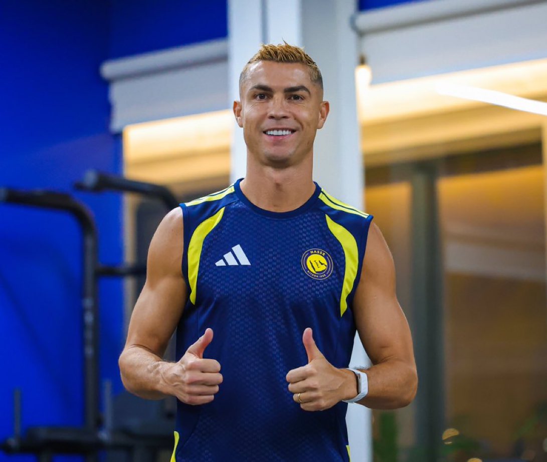 f11az's tweet photo. أتمنى يرحل رونالدو عن النصر ليس لأنه المشكله بل لكي نفقد الشماعه الأخيره التي نعلق عليها كل مشكله

إذا رحل سنكتشف أننا لا نملك اظهره وأن وسطنا هش وأن الحارس المحلي لا يمكن الاتكال عليه وان لا يوجد لدينا مدرب 

جاء كاسترو فكان المتهم وجاء بيولي فكان المتهم وجاء جيسوس فسقطت حجة رونالدو 

والأهم إذا رحل رونالدو ستظهر الحقيقه عاريه بلا شماعات نادي مُنع من تدعيم نواقصه ورقابه كبلت تعاقداته ورجال يرون ما يحدث ويلتزمون الصمت

ارحل يا رونالدو لعلهم بعدك يضطرون أخيرًا لمواجهة الكارثه وحلها بدل البحث كل مرة عمن يحمل ذنبها..