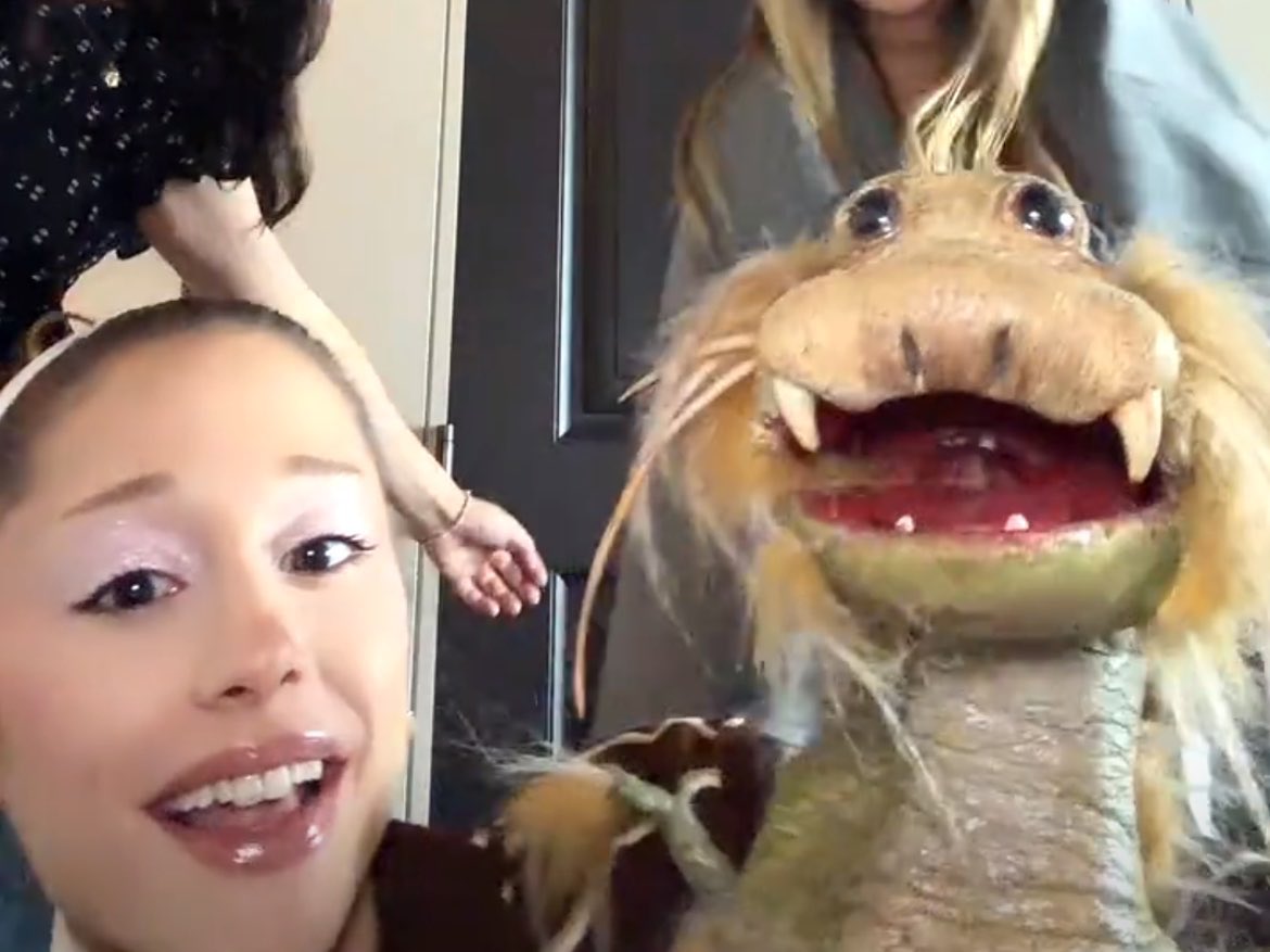 arianagrandebr's tweet photo. ??????? morrendo https://t.co/4leikLKtxo