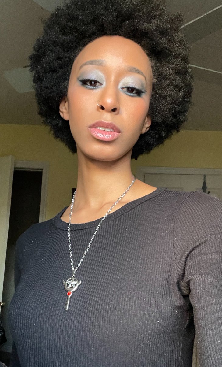 qveenofthedamnd's tweet photo. Sharing another photo for #AfroDay cause my hair looked amazing and I’m still mad I haven’t been able to recreate this makeup look 🤣 https://t.co/URmAOUbgpt