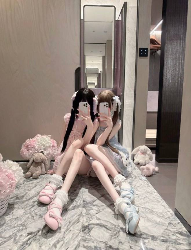 ShakiaArisp81's tweet photo. 新鲜出炉

刚拍形体课照，有人评锐吗？  

是粉哒！！看完不许瞎说🫣 https://t.co/FrxQnthRco