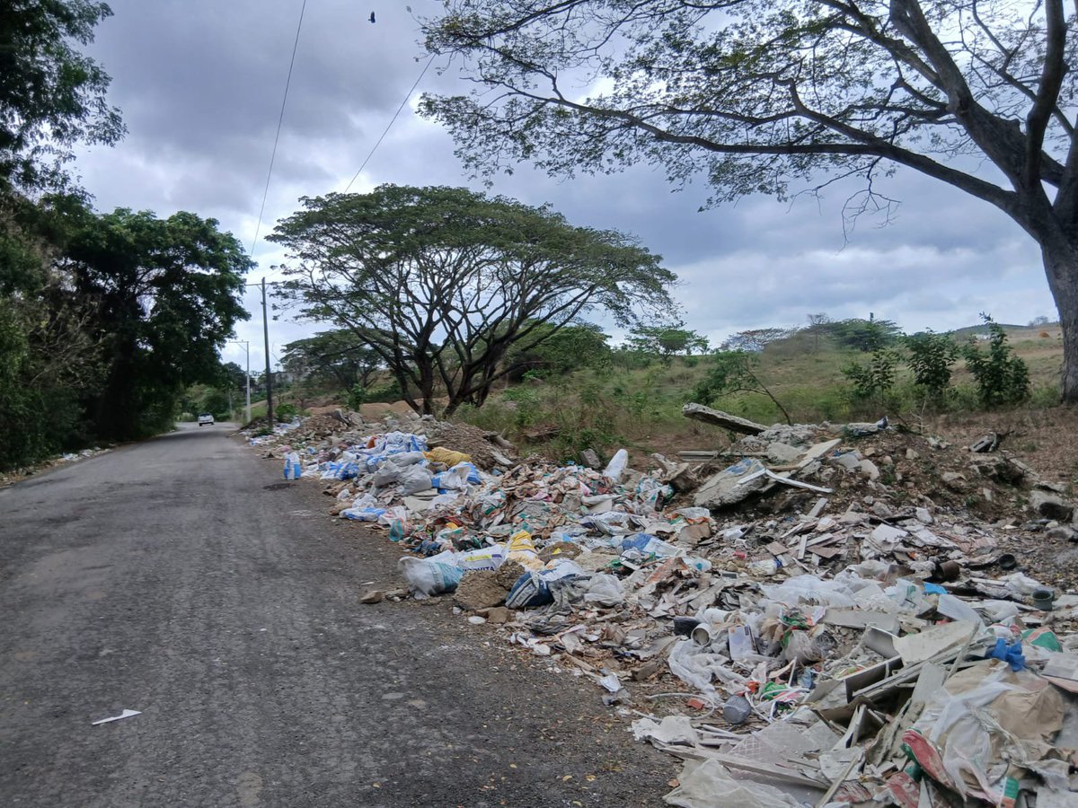 JosselynHiot9d's tweet photo. Parte de la prevención del fenómeno El Niño, es retirar la basura de este botadero que hay en Chongón, por Young Living.
@alcaldiagye
@aseogye
@Urvaseo 
@teleamazonasec
@eluniversocom
@tctelevision
@181Responde https://t.co/2757zhq5DZ