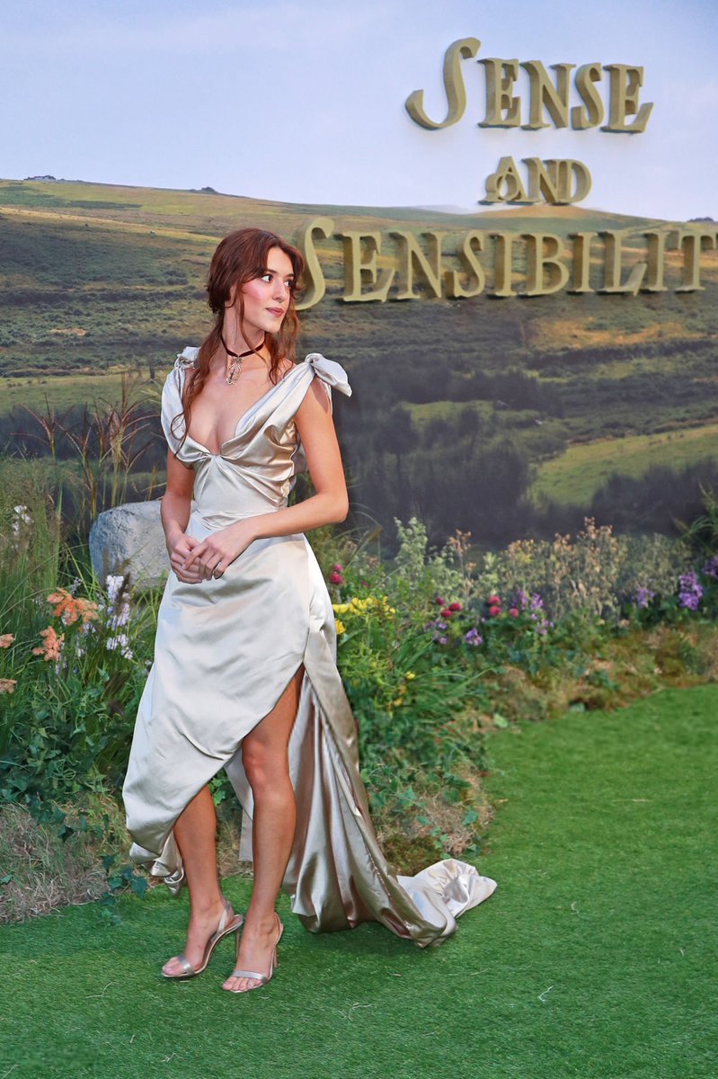 daisyejsource's tweet photo. Daisy Edgar-Jones photographed at the Sense and Sensibility premiere in London. https://t.co/UCPqZueO6c