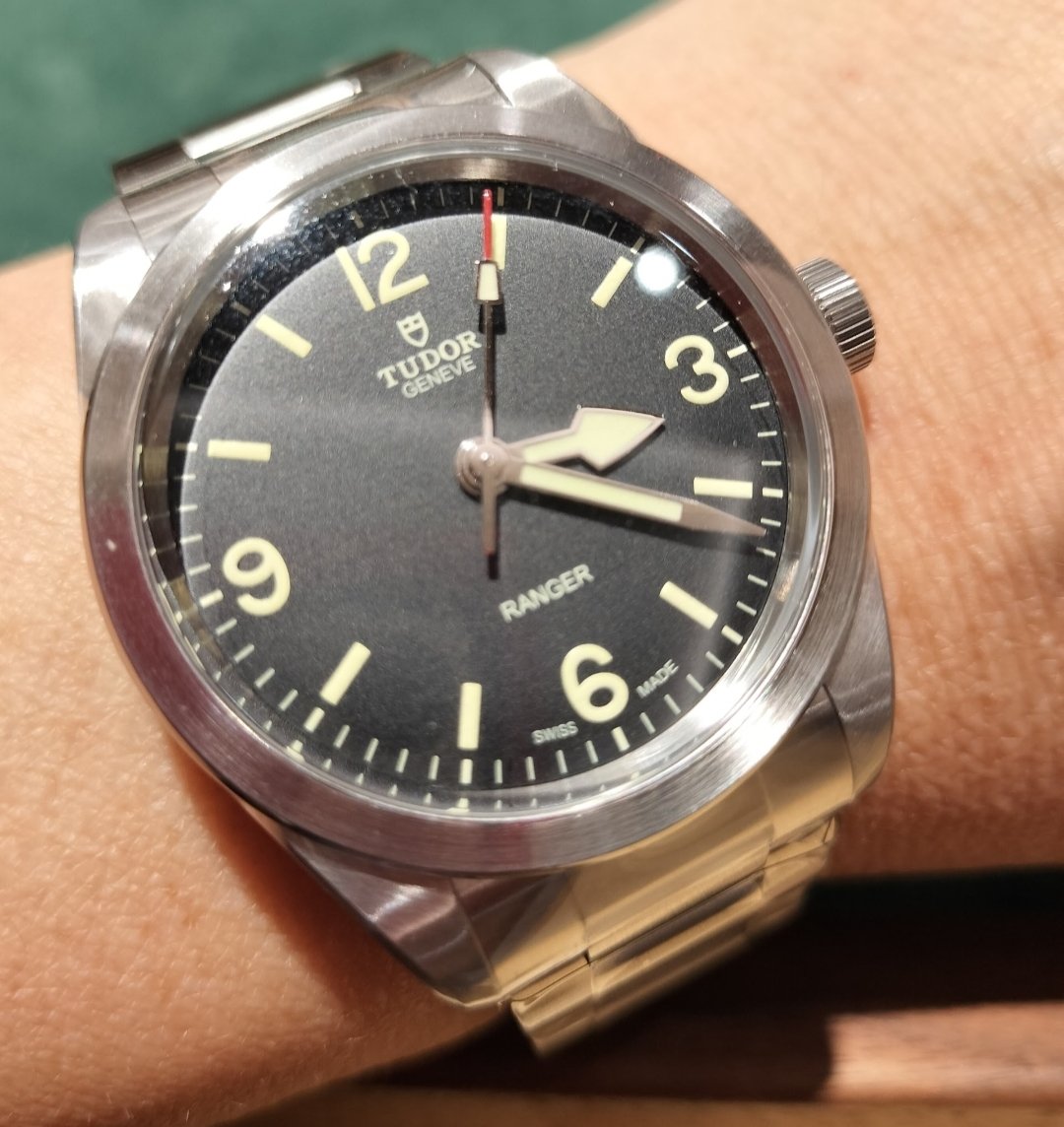 abechannel1972's tweet photo. #時計未来展望
『TUDOR RANGER36㍉黒』 
正規店リクエスト予約済🐧

36㍉気に入る！
手に乗せた感触丁度よい

質素な佇まい
さりとて安っぽくない

作業員の私
通勤&amp;仕事中の相棒と成り得る

54歳を迎えるにあたり
枯れた感じの時計が欲しかった

SBGX218
RANGER36
いいペアになりそう！

おちなし🐦‍⬛🖤 https://t.co/1MpgfGM16x