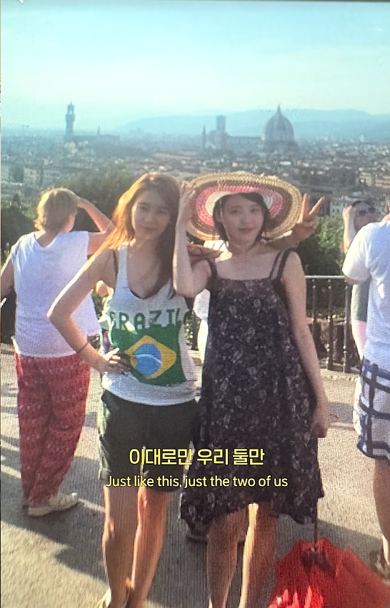 kdoramaasbr's tweet photo. A #YooInNa já tem um enorme espaço no meu coração ainda aparece vestida com uma blusa da BRASIL!!! 

#IU  #아이유 #IU #Dear_my_crazy_soulmate https://t.co/jTPr34cpzV
