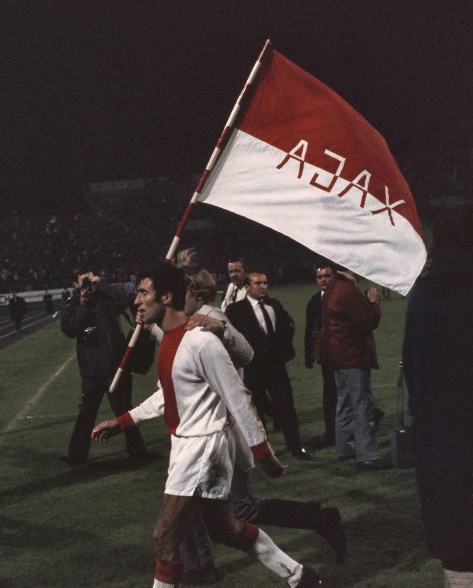 FabianNagtzaam's tweet photo. Deze ras Ajacied én Amsterdammer is dus vanaf heden Erelid van Supportersvereniging Ajax én heeft zijn eigen Sjaak Swart ⚽️kon op De Toekomst! #Ajax #ajawil #mrAjax https://t.co/e7FaqnoSLN