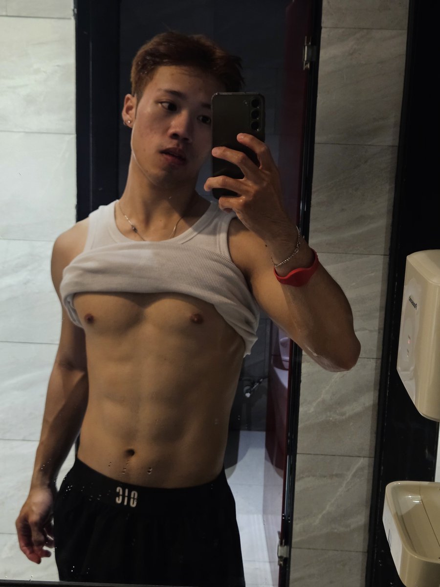 HypeeeeeeeBoy's tweet photo. Nhiều con vợ sau này follow ko biết anh Thỏ là ai, thì nay anh đăng lại hình anh lên, nickname cũ là (Hype Boy🐰) đổi thành (Thỏ Tìm Cà Rốt 🐰🥕)
Follow my IG: im_jordan_00 https://t.co/jEehc2vo0K
