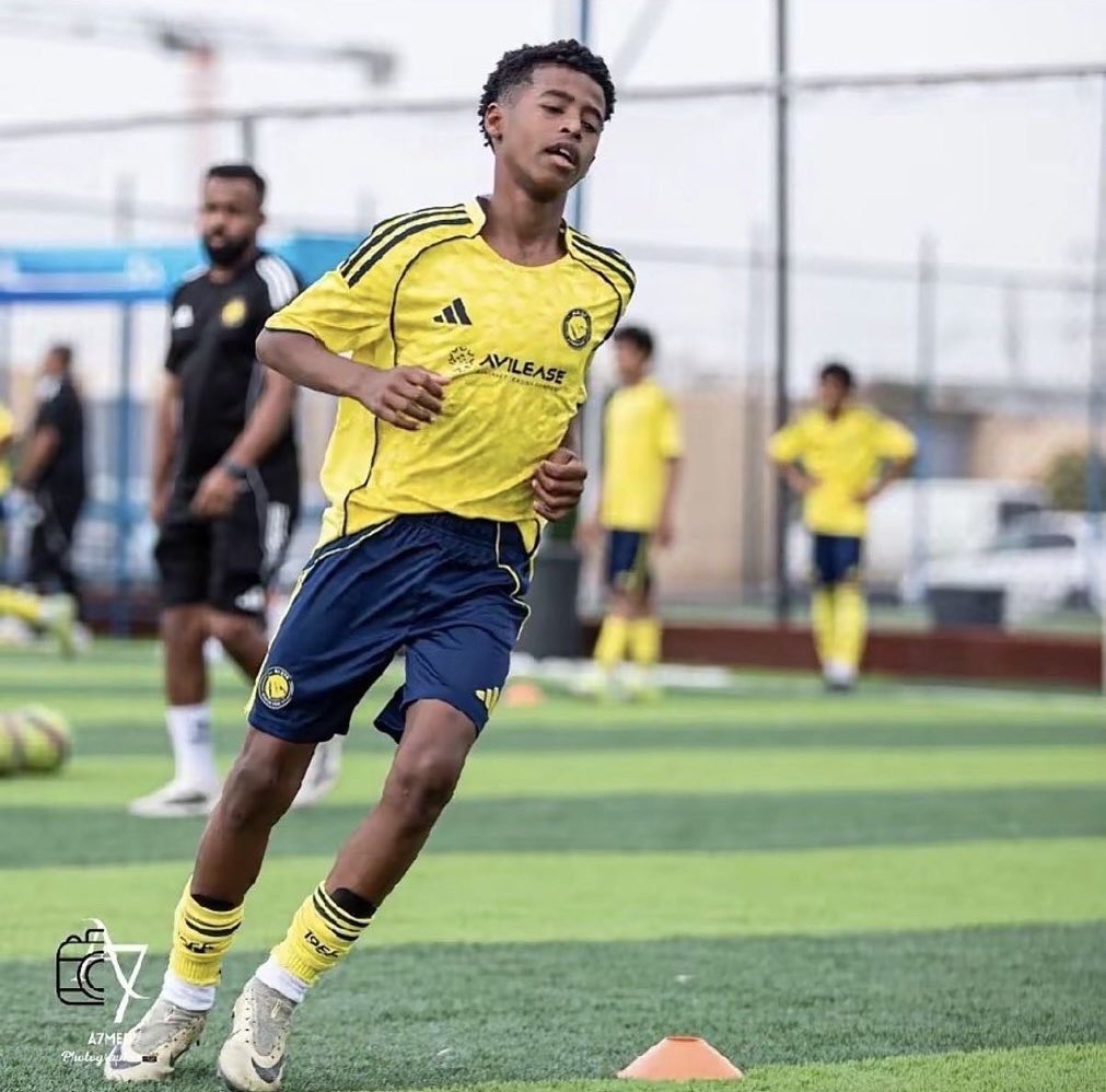 i5bd5's tweet photo. نفخر باللاعب مشعل سلامي، أحد لاعبي أكاديمية ريمونتادا الرياضية، الذي انطلقت مسيرته معنا قبل أن يوقّع لنادي النصر عام 2023، واليوم يواصل مشواره بتمثيل المنتخب السعودي 🇸🇦

نسأل الله أن يوفقه في مسيرته، ويكتب له الخير والنجاح، ومنها للأعلى بإذن الله 💛.
@RemontadaAc 
@AlNassrFC https://t.co/twEAwVJSDn