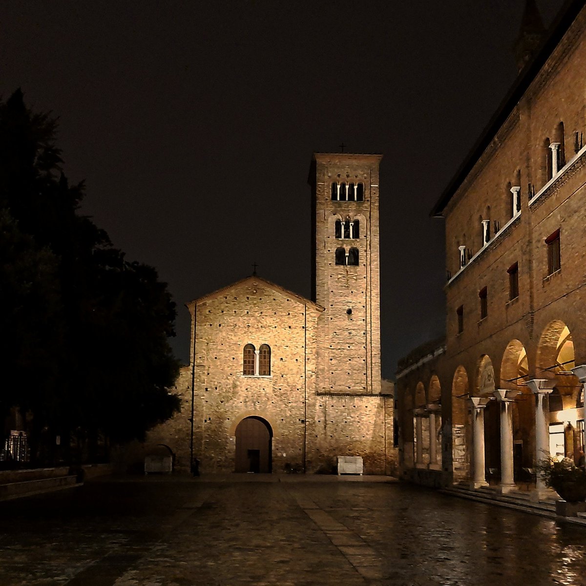 RomanicoEspana's tweet photo. Justo al lado de la tumba de Dante aunque bastante eclipsada por la maravillosa sobredosis monumental que nos brinda Ravenna 🇮🇹, esta Basílica de San Francesco que aquí os muestro de noche es, como se diría ahora, un auténtico 'must', con su cripta parcialmente sumergida https://t.co/GFgOGI4QrJ