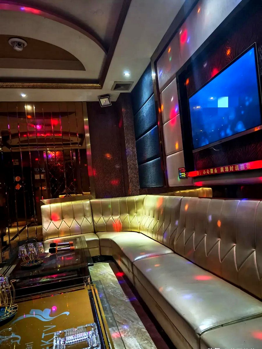 EmmaRobinskqcf's tweet photo. [Let’s hit the KTV tonight! Sing all your favorite tracks, laugh till your sides hurt, and make unforgettable late-night vibes with your crew—no off-key worries here, just pure fun!] https://t.co/FjJHqnwCx3