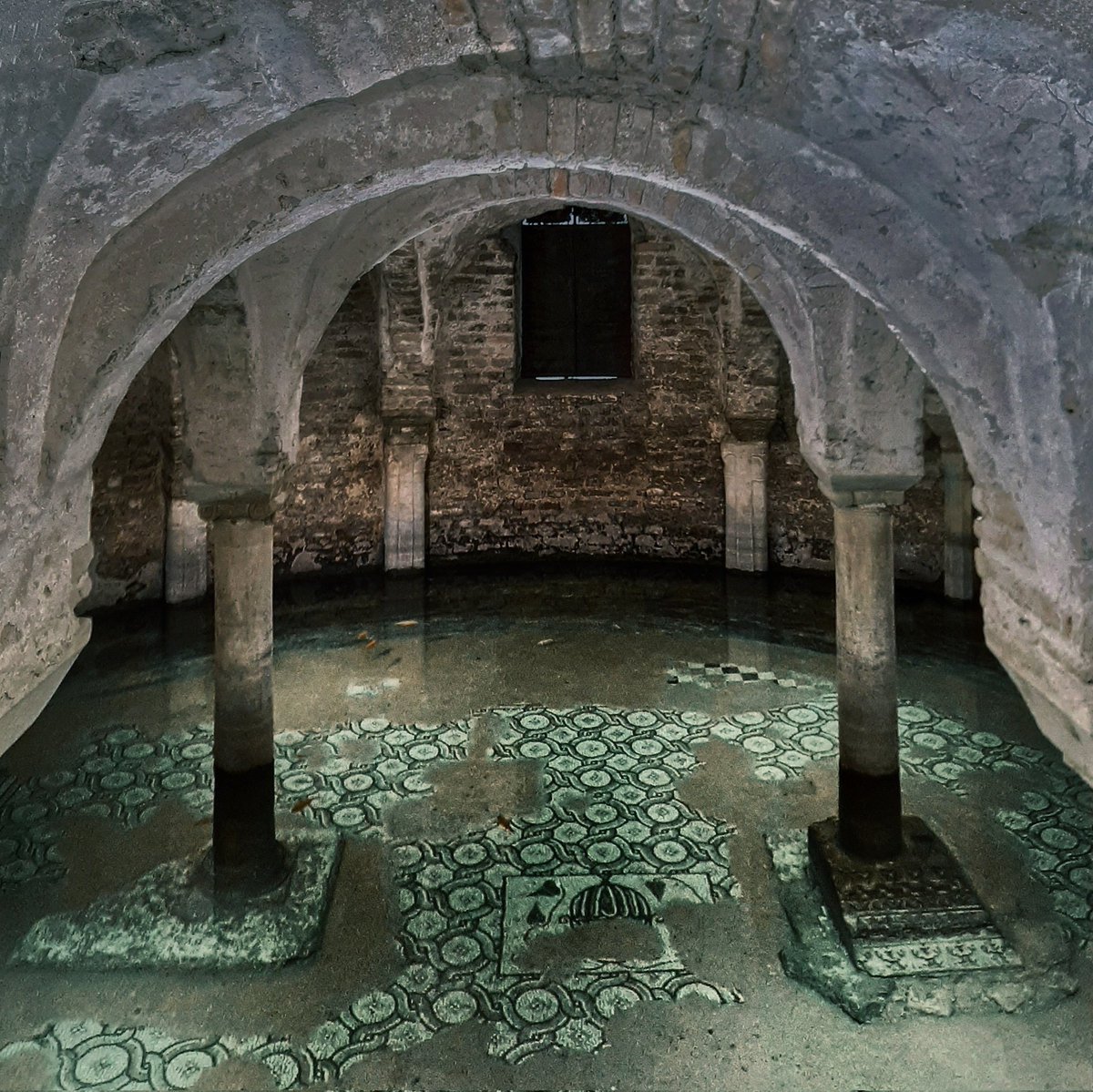 RomanicoEspana's tweet photo. Justo al lado de la tumba de Dante aunque bastante eclipsada por la maravillosa sobredosis monumental que nos brinda Ravenna 🇮🇹, esta Basílica de San Francesco que aquí os muestro de noche es, como se diría ahora, un auténtico 'must', con su cripta parcialmente sumergida https://t.co/GFgOGI4QrJ