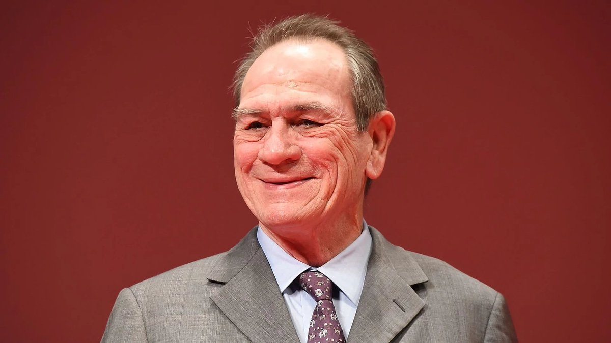 JuanC_Rdgz's tweet photo. 🎬 Happy Birthday Tommy Lee Jones 🎂🎬
#TommyLeeJones #TheFugitive #DeputyUSMarshalSamGerard #BatmanForever #HarveyDent #TwoFace #MeninBlack #MeninBlackII #MeninBlack3 #KevinBrown #AgentK #CaptainAmericaTheFirstAvenger #ColonelChesterPhillips #HappyBirthdayTommyLeeJones https://t.co/aIwzXmK7o4