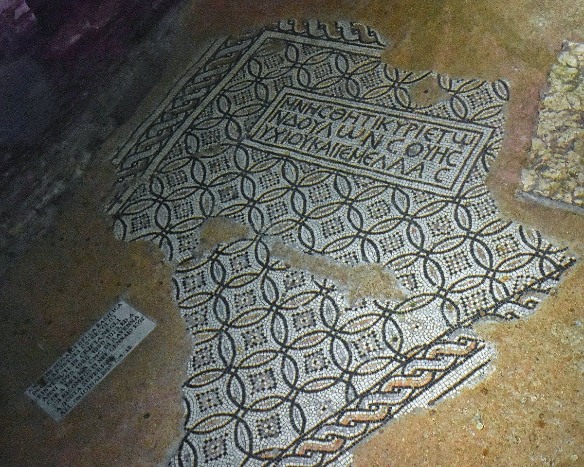 RomanicoEspana's tweet photo. Justo al lado de la tumba de Dante aunque bastante eclipsada por la maravillosa sobredosis monumental que nos brinda Ravenna 🇮🇹, esta Basílica de San Francesco que aquí os muestro de noche es, como se diría ahora, un auténtico 'must', con su cripta parcialmente sumergida https://t.co/GFgOGI4QrJ