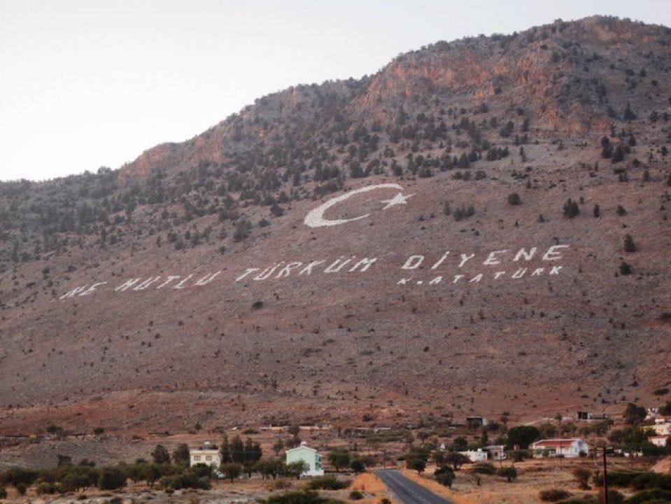 yitiksevdalar's tweet photo. Her türlü etnik, azgınca azınlık ırkçılığı yapıyor tık yok, biri Türk deyince hep birlikte kırmızı görmüş boğa gibi saldırıyorlar.

Allah bizi Türk yarattı. Üç beş soysuz rahatsız oluyor diye Türklüğümüzden vaz mı geçeceğiz? 

İnatla değil imanla; NE MUTLU TÜRKÜM DİYENE! https://t.co/dacyHPhYDx