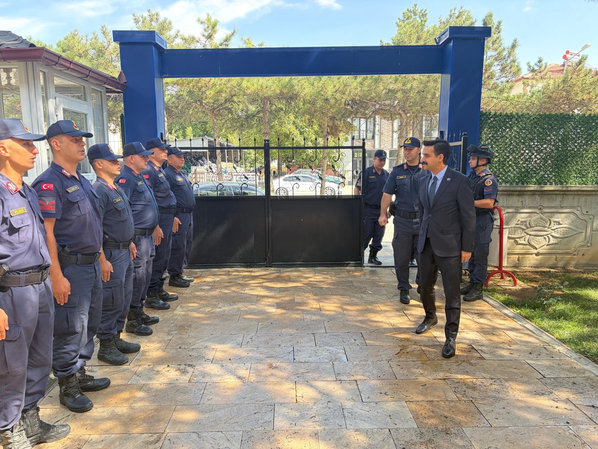 tcsultandagi's tweet photo. Kaymakamımız Muhammet ÇINARKA, İlçe Jandarma Komutanlığını ziyaret ederek çalışmalar hakkında bilgi aldı. https://t.co/qAg2LwHs4V