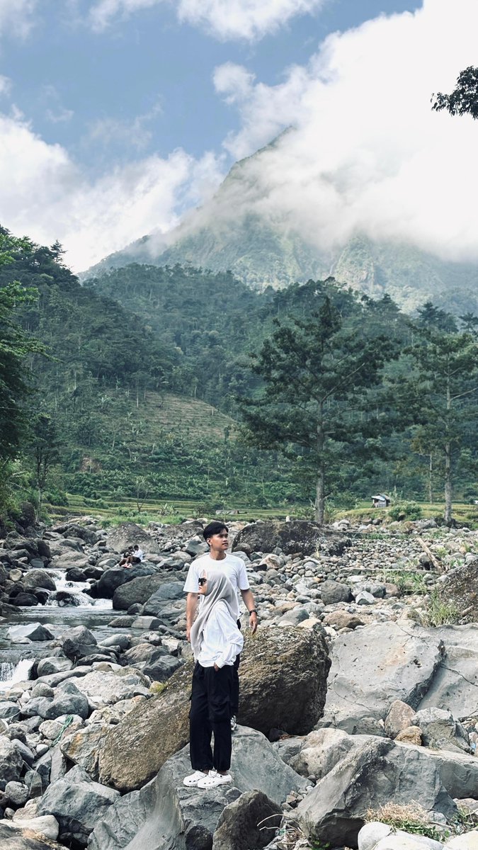 VernaSeabudlbz's tweet photo. It’s not about where your feet take you, but what your heart feels on every journey with someone you love. https://t.co/VA177BbeXb