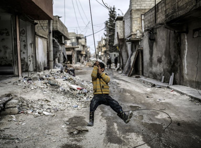 Robinthekurd's tweet photo. Piştî Kobanê hat rizgarkirin, Kobanê, Rojavayê Kurdistanê by Yasin Akgul. (Coming home to Kobane) #UnitedForKobane https://t.co/vRycgwf19Y