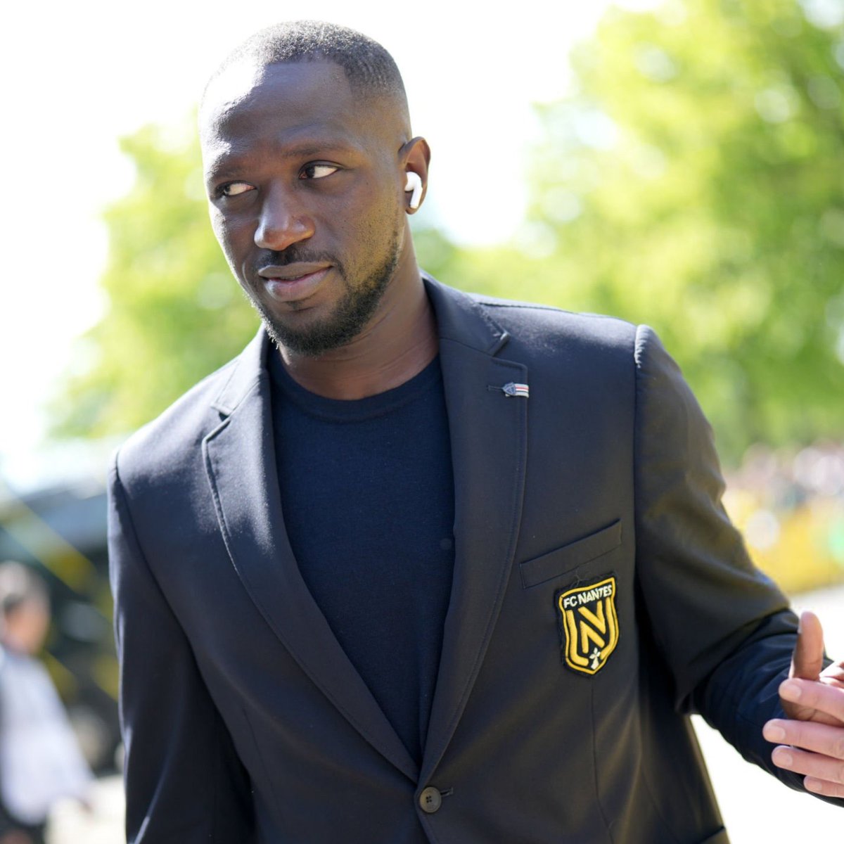 ActuFoot_'s tweet photo. 🚨🚨 EN + D’ÊTRE EN DIFFICULTÉ SPORTIVEMENT, LE FC NANTES EST SECOUÉ PAR PLUSIEURS DOSSIERS JUDICIAIRES !!! 🤯👇

▫️ La justice enquête sur un possible système 𝗱’𝗲𝘅𝗲𝗿𝗰𝗶𝗰𝗲 𝗶𝗹𝗹𝗲́𝗴𝗮𝗹 𝗱𝗲 𝗹𝗮 𝗽𝗿𝗼𝗳𝗲𝘀𝘀𝗶𝗼𝗻 𝗱’𝗮𝗴𝗲𝗻𝘁 𝗲𝘁 𝗱𝗲 𝗯𝗹𝗮𝗻𝗰𝗵𝗶𝗺𝗲𝗻𝘁 autour de plusieurs transferts réalisés entre 2015 et 2023.

▫️ Franck Kita, Bakari Sanogo, sa compagne et l’agent Joaquim Batica ont été mis en examen. Moussa Sissoko est également mis en cause pour usage de faux en écriture publique.

▫️ Le transfert d’Emiliano Sala à Nantes en 2015 a notamment été étudié : un mandat prévoyant une commission de 6 % au profit de Nicolas Higuain aurait été découvert alors qu’aucun agent ne figurait dans le contrat transmis à la FFF.

▫️ Les enquêteurs se sont aussi intéressés aux arrivées de Kayembe, Niane, Gillet, Evangelista, El Ghanassy, Coulibaly, Limbombe, Lafont, Appiah, Wagué ou encore au départ de Diego Carlos.

▫️ Des primes exceptionnelles versées à certains joueurs auraient aussi pu servir, selon les enquêteurs, à rémunérer indirectement des agents non enregistrés en France.

Le FC Nantes, les Kita et plusieurs personnes citées contestent avoir commis la moindre infraction. ❌

🗞️ @lequipe