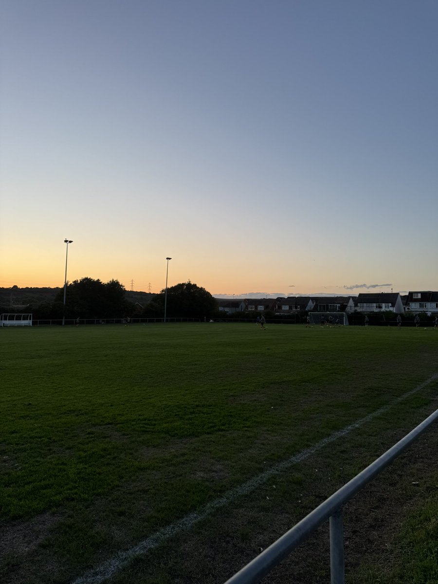TheSCFL's tweet photo. Tuesday evening at Mile Oak ⚽️

@mileoak_fc vs @Saltdeanfc https://t.co/1IzR4oBvpx