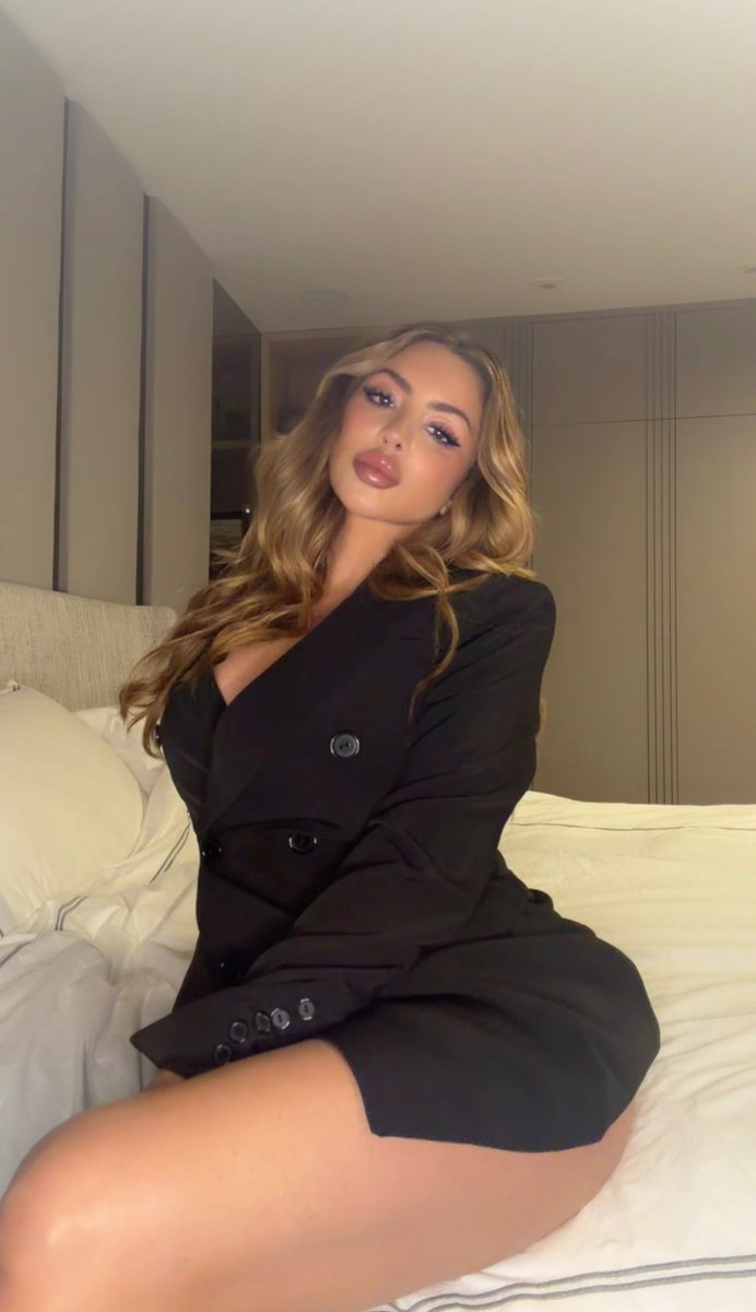 RealLarsaPippen's tweet photo. oversized blazer >>> everything else i own rn 🖤 https://t.co/MPn8jUOAQD