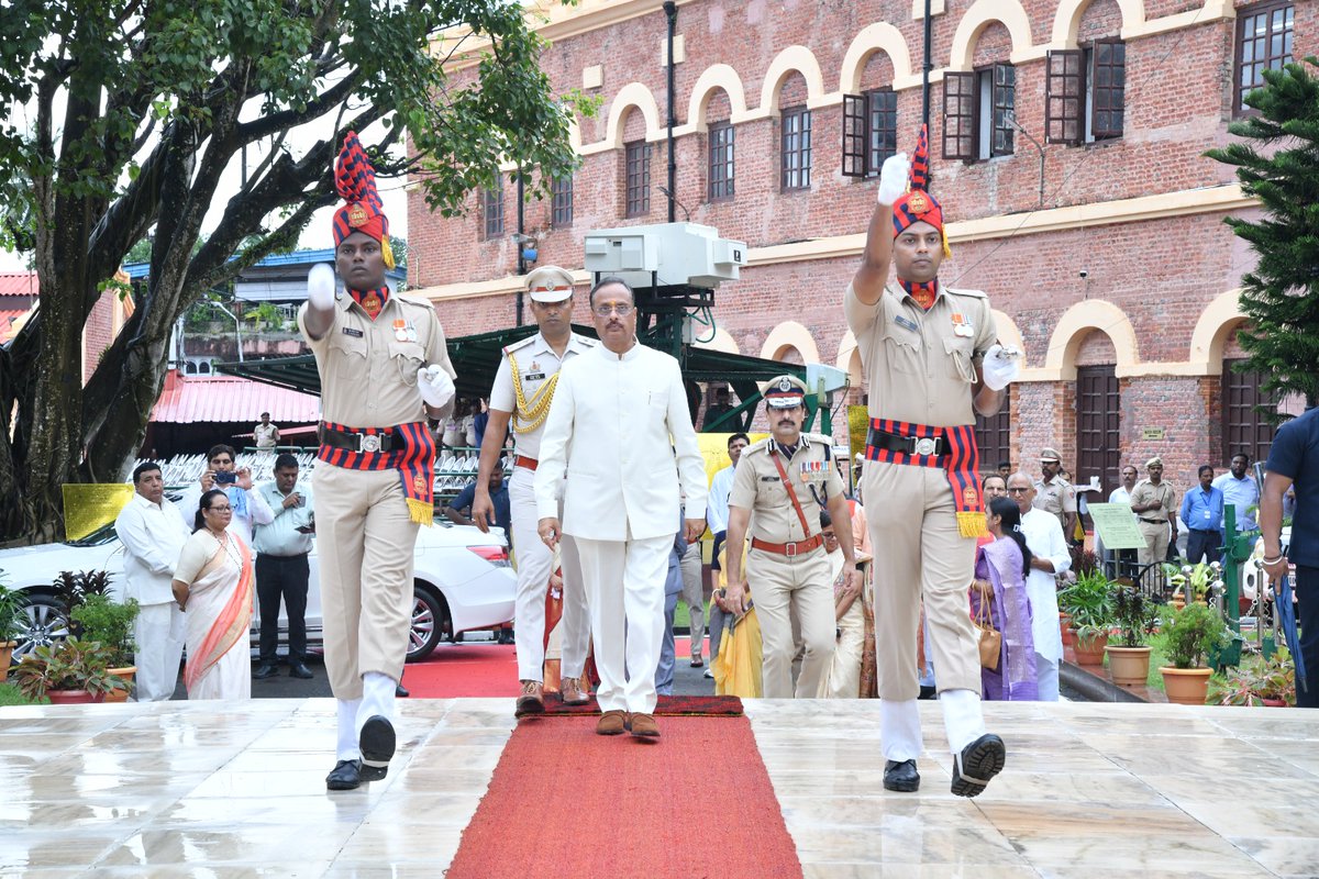 MediaRN_ANI's tweet photo. Hon'ble Lt Governor @LG_ANI_DrDinesh after taking Oath as the 14th Hon’ble Lt Governor of Andaman & Nicobar Islands visited the #NationalMemorial #CellularJail and paid homage to the supreme sacrifice of our Freedom Fighters. #LGANI also laid wreath at the Martyrs Column, visited the cell of the great freedom fighter Veer Savarkar and wrote an inspirational message in the visitors' book at the memorial.
@rashtrapatibhvn