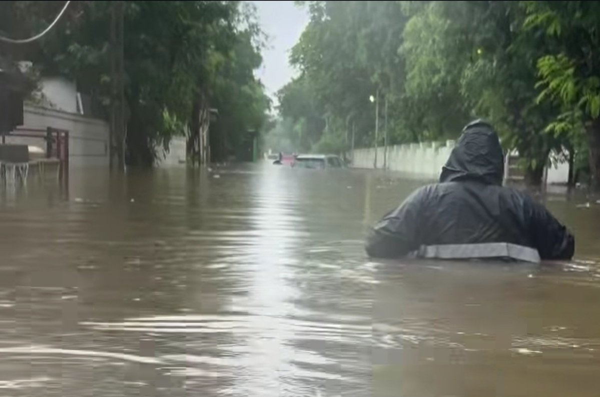 DeepalTrevedie's tweet photo. This was Ahmedabad yday. Outside a society where a house can cost upto 6cr+. #Ahmedabad is hosting the #CommonwealthGames &amp; aspiring to bring #Olympics.
 Public infrastructure in Ahmedabad is a joke. Dont know whom to blame: the govt or the greedy developers. And us also. #Rains https://t.co/mhsizGVHP9