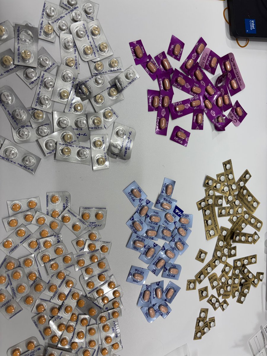 pharma_labo's tweet photo. 薬剤師になって何してるんだろうと思う瞬間

第2位🥇
　　
持参薬鑑別後のバラ錠の仕分け＆錠数確認 https://t.co/LQEX4OuQ7m