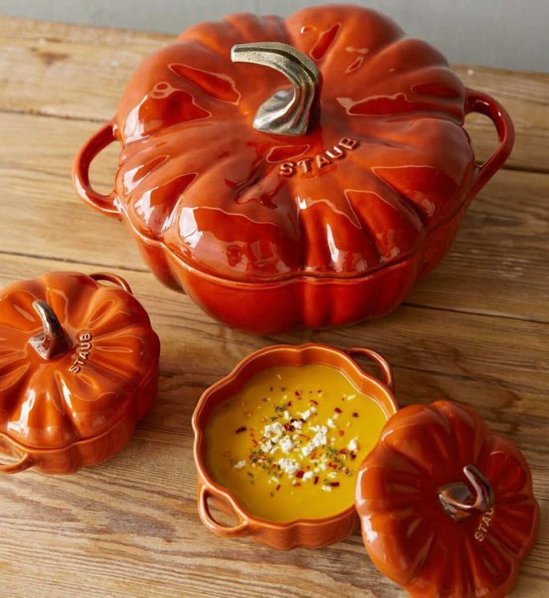 softlymagicall's tweet photo. I want this pumpkin pot set https://t.co/rgqlQxTeFf