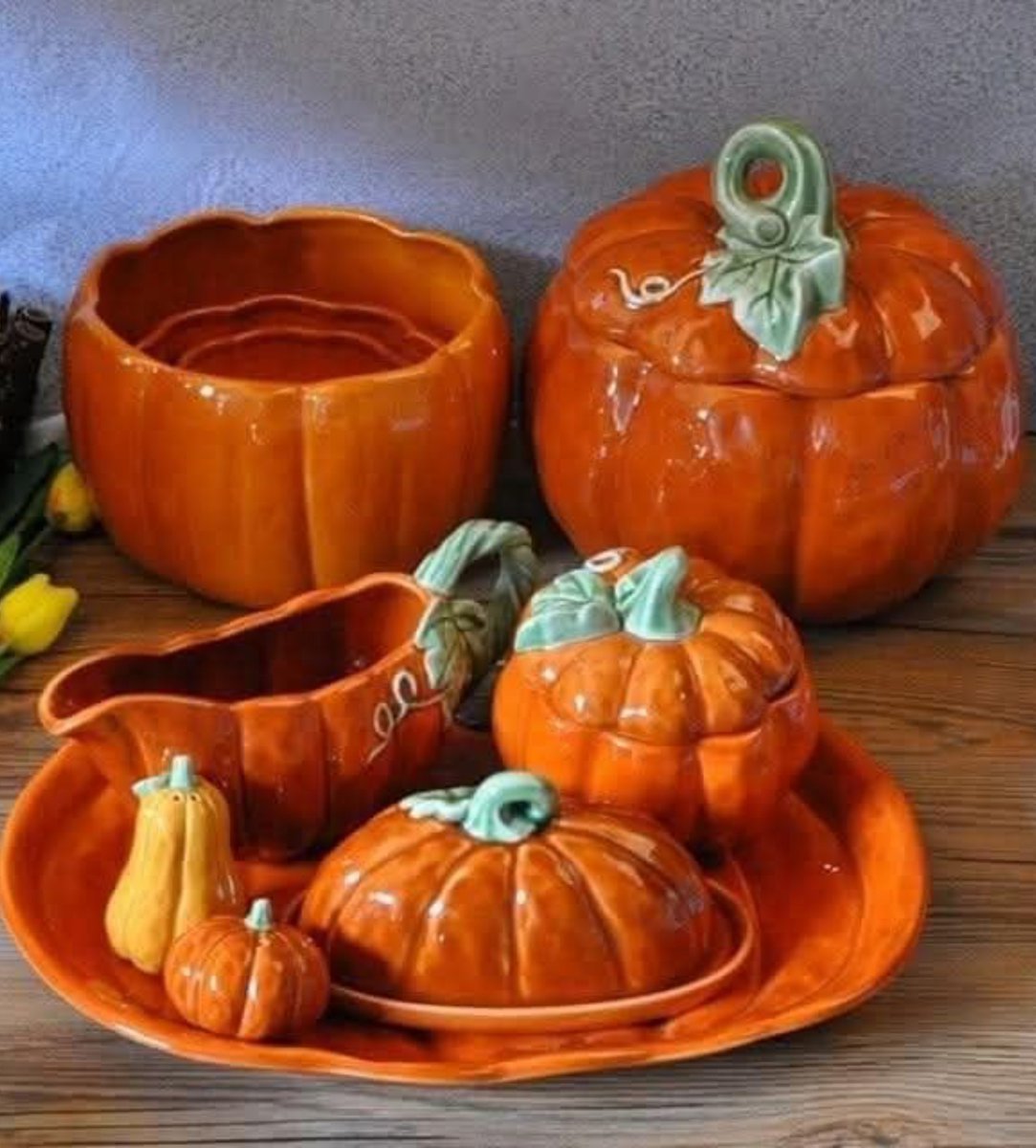 softlymagicall's tweet photo. I want this pumpkin pot set https://t.co/rgqlQxTeFf