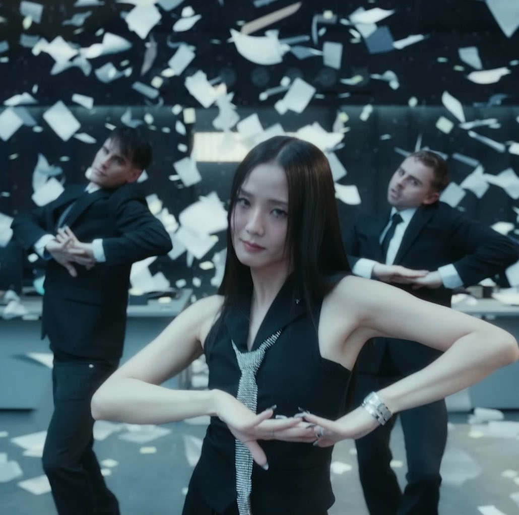 _inmusic_'s tweet photo. 📊| “Earthquake” by JISOO has now surpassed 200 million streams on Spotify.

It’s her second song to achieve this milestone. https://t.co/hupW5z97Xq
