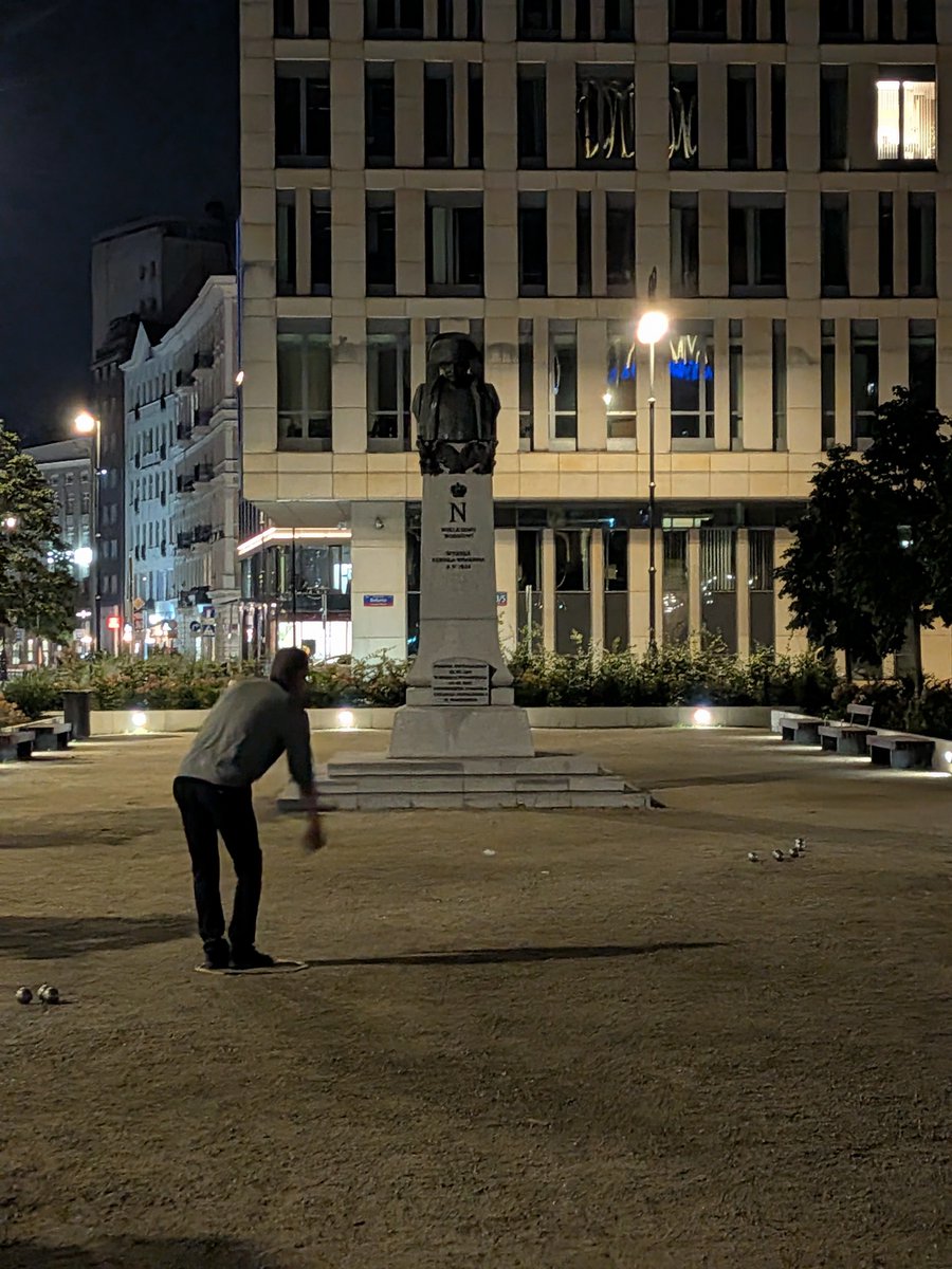 CanardCap's tweet photo. Des mecs jouent à la pétanque devant un buste de NAPOLÉON, et vous me dites que la POLOGNE n'est pas notre alliée naturelle ??? https://t.co/fpuxuh3sw1