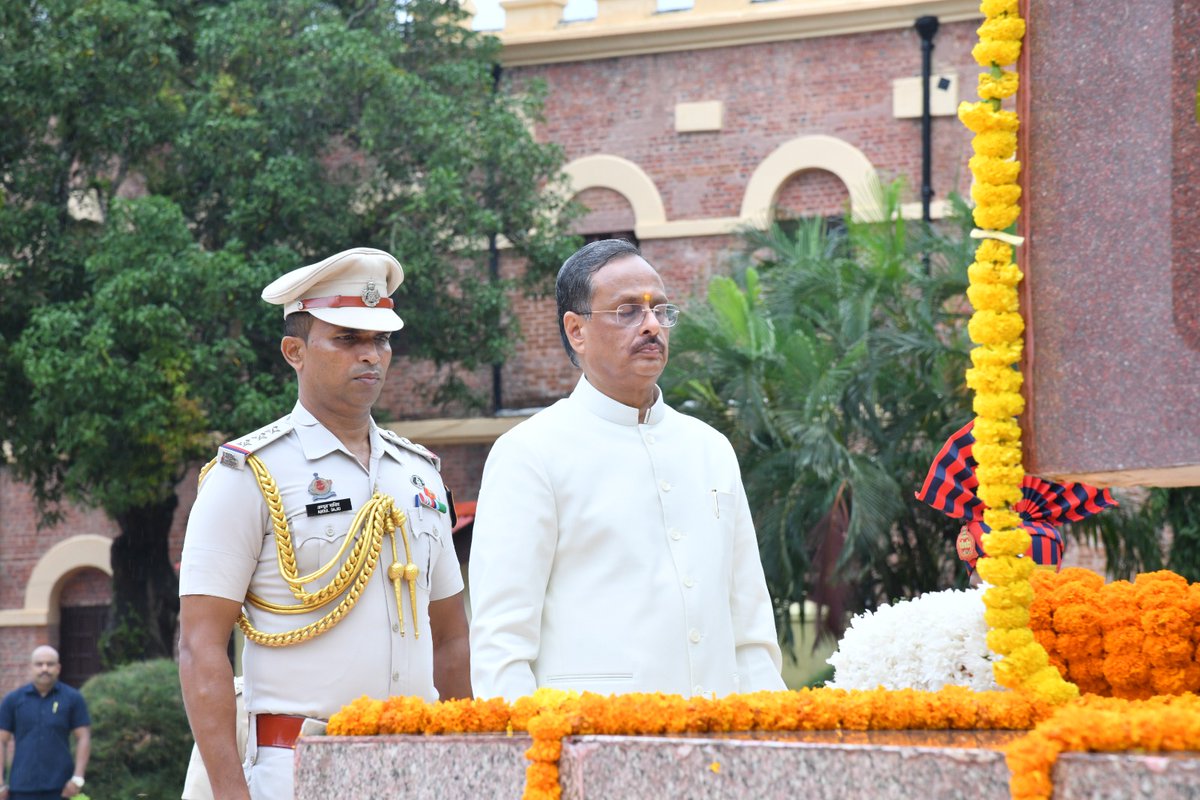 MediaRN_ANI's tweet photo. Hon'ble Lt Governor @LG_ANI_DrDinesh after taking Oath as the 14th Hon’ble Lt Governor of Andaman & Nicobar Islands visited the #NationalMemorial #CellularJail and paid homage to the supreme sacrifice of our Freedom Fighters. #LGANI also laid wreath at the Martyrs Column, visited the cell of the great freedom fighter Veer Savarkar and wrote an inspirational message in the visitors' book at the memorial.
@rashtrapatibhvn