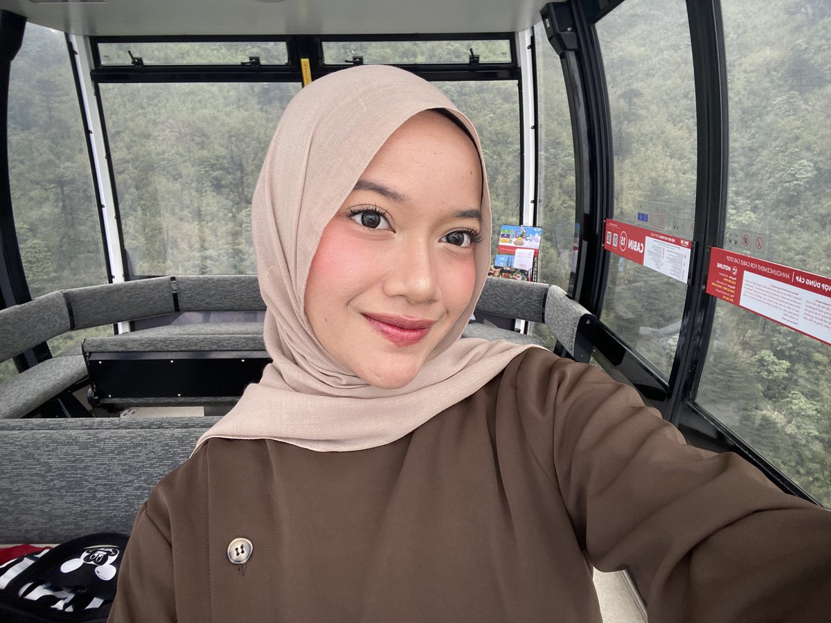 Raarriru's tweet photo. Blush Goute shade 04 pink street in this economy very recommended #sumph no clogged pores &amp; mantap soalnya gak geser complexion!! Love it sekali hasilnya kl lg blush blindness aftermathnya bakal baguss jd selalu ditanyain pake apa + sgt compact mini jd enak kl dibawa traveling 🫰🏻 https://t.co/otp9kUiBKu