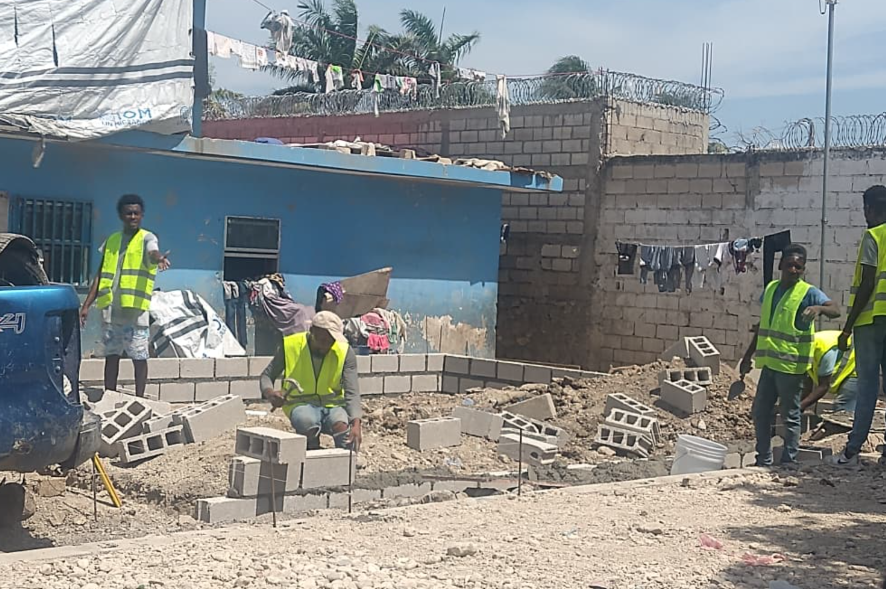 IOMHaiti's tweet photo. As #HurricaneSeason approaches, IOM and @pwoteksyonsivil are improving infrastructure in displacement sites across #Haiti.

The work strengthens shelters and essential services, helping prevent damage from heavy rains in the coming months.

🙏 @USEmbassyHaiti https://t.co/erLsucmlXB