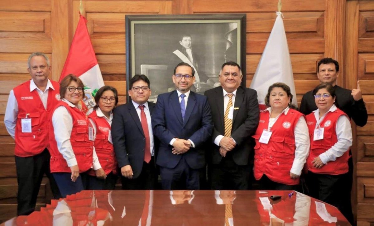 Minsa_Peru's tweet photo. ¡Gestión de puertas abiertas! 

#Ahora | El ministro de Salud, Luis Dyer, lideró mesas de diálogo con representantes de dos sindicatos del sector. 

La actual gestión busca atender sus demandas, mejorar las condiciones laborales y de la manera conjunta fortalecer los servicios de salud en todas las regiones del país.

🤝 Con la Federación Nacional Unificada de Trabajadores del Sector Salud (Fenutssa): El ministro Dyer consensuó lineamientos sobre el proceso de reorganización del Minsa.
🤝 Con la Federación de Enfermeras del Ministerio de Salud (Fedeminsap): Se acordó la instalación de una mesa de trabajo orientada a mejorar sus condiciones laborales, y optimizar su desempeño en la atención y el cuidado de pacientes.