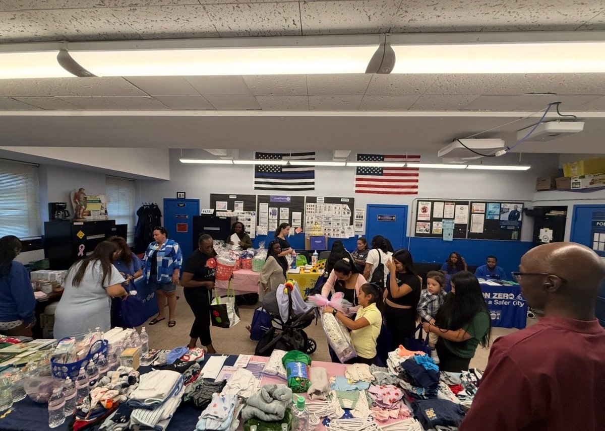 NYPD122Pct's tweet photo. The 122nd Precinct Community Council, alongside Safe Horizon, Anthem, NYC DOT, Day Care Council of NY and Community Health Center of Richmond, hosted its first Community Baby Shower! 🍼

Thank you to our partners and city agencies for making the day special! 💙 https://t.co/dtURADvx5q