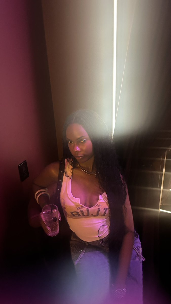 sjthehotgirl's tweet photo. baddie checking in won’t be back for a while https://t.co/pBp6YLrUIx